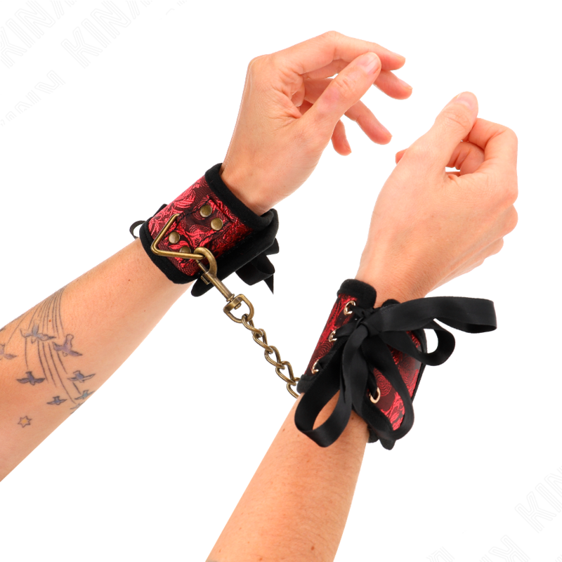 KINK - SCANDAL WRIST RESTRAINTS RED-BLACK LACE DETAILS 24.5 CM X 6.5 CM - Imagem de 3