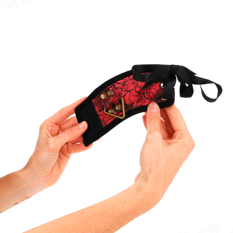 KINK - SCANDAL WRIST RESTRAINTS RED-BLACK LACE DETAILS 24.5 CM X 6.5 CM - Imagem de 4