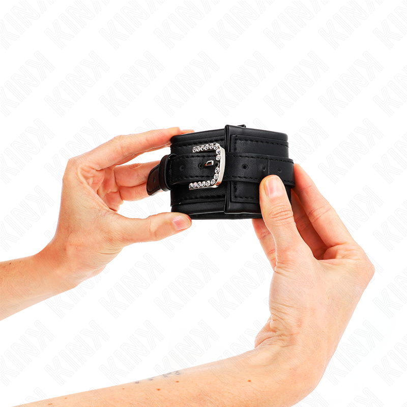 KINK - RHINESTONE BUCKLE WRIST RESTRAINTS BLACK ADJUSTABLE 25-32 CM X 5.5 CM - Imagem de 4