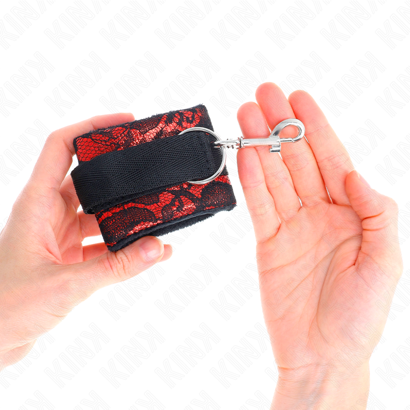 KINK - SHORT VELVET LACE WRIST RESTRAINTS AND NYLON BIND RED / BLACK 23 X 6.5 CM - Imagem de 3