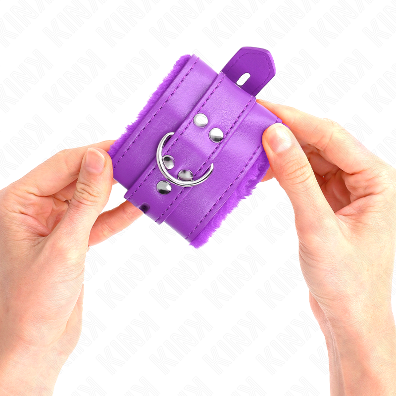 KINK - FUR LINED WRIST RESTRAINTS WITH SQUARE HOLES PURPLE AND PURPLE BELT ADJUSTABLE 17-29 CM X 6 CM - Imagem de 3