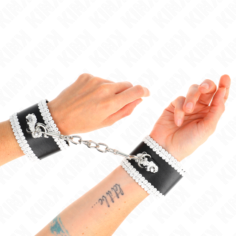 KINK - BLACK WRIST RESTRAINTS WITH WHITE DECORATE LACE ADJSUTABLE 20-23 CM X 5.5 CM - Imagem de 4