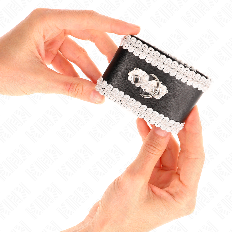 KINK - BLACK WRIST RESTRAINTS WITH WHITE DECORATE LACE ADJSUTABLE 20-23 CM X 5.5 CM - Imagem de 3