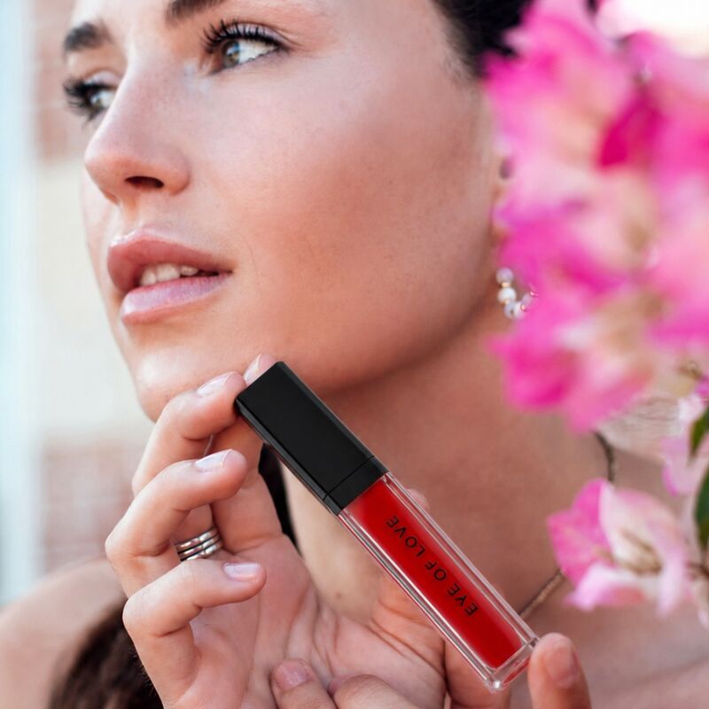 EYE OF LOVE - MATCHMAKER CRIMSON KISS RED LIP GLOSS VOLUMIZING EFFECT WITH PHEROMONES 8.5 ML - Imagem de 3